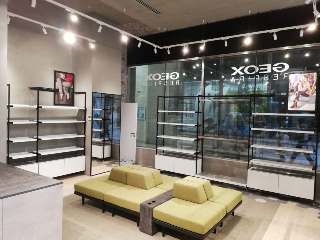 Ristrutturazione con nuovo concept punto vendita Geox in Trieste